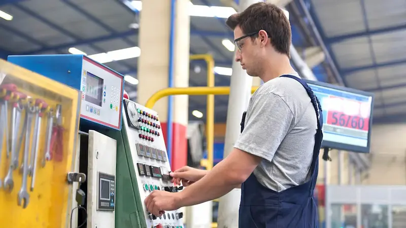 operador de maquinaria industrial en una fábrica