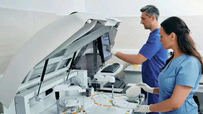 químicos clínicos revisando una muestra en su laboratorio