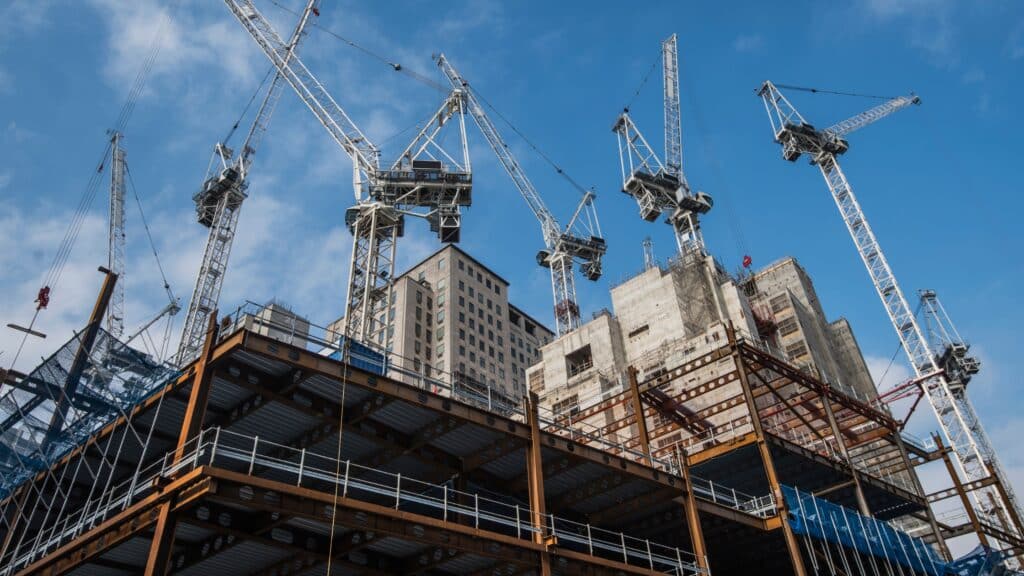 construcción en medio de una ciudad