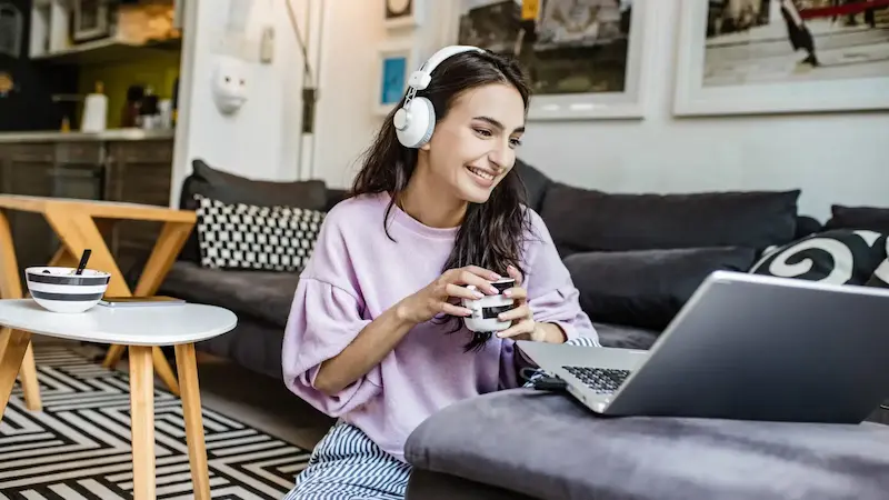 mujer en una reunión virtual