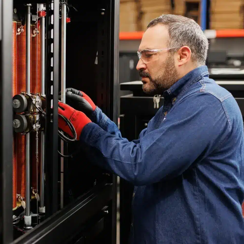 ingeniero realizando una mantenimiento semestral a un avr industronic